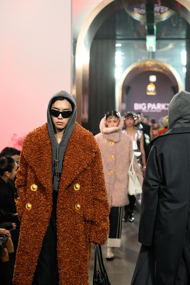 빅팍, 25 F/W SFW 독특한 오프쇼 인간·자연 공생적 미래 제시 1243-Image