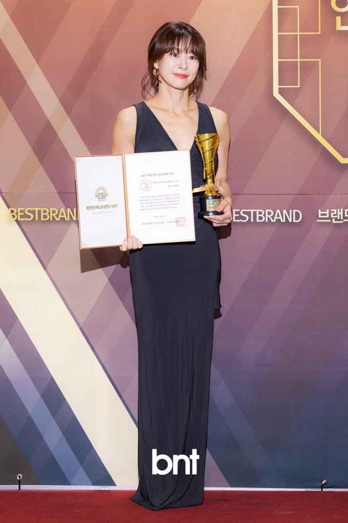 블랙 하이슬릿 드레스 터졌다! 예지원 아시아스타 대상 파격 시선 강탈 27-Image