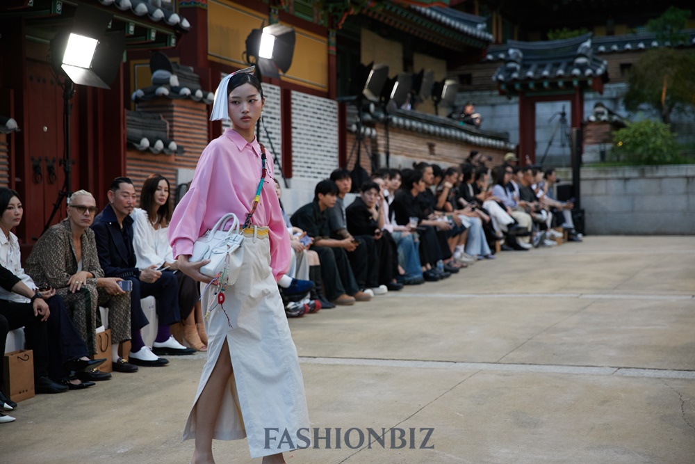 화려한 개막, 세일즈는 '글쎄' 2026 S/S 서울패션위크 어땠나 735-Image