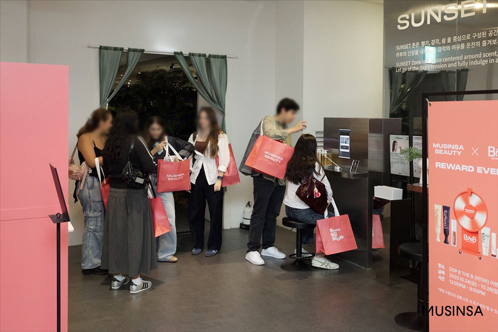 '뽑기도 하고 룰렛도 돌리고' 인파 몰린 무신사 X 비더비 팝업 현장 1100-Image