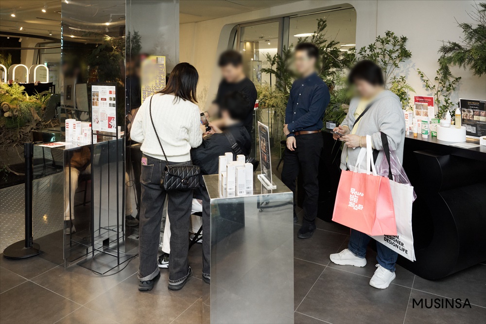 '뽑기도 하고 룰렛도 돌리고' 인파 몰린 무신사 X 비더비 팝업 현장 1856-Image