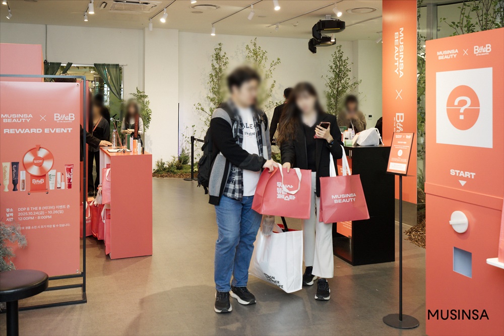 '뽑기도 하고 룰렛도 돌리고' 인파 몰린 무신사 X 비더비 팝업 현장 1986-Image