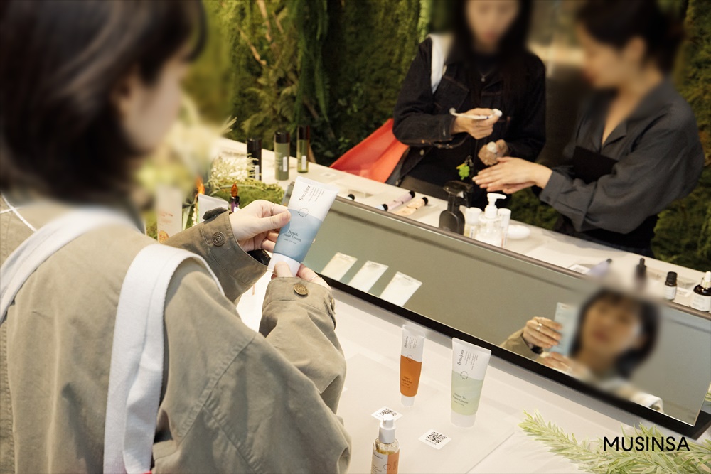 '뽑기도 하고 룰렛도 돌리고' 인파 몰린 무신사 X 비더비 팝업 현장 2116-Image