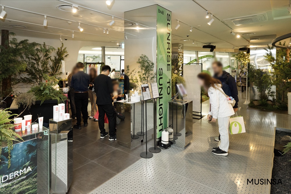 '뽑기도 하고 룰렛도 돌리고' 인파 몰린 무신사 X 비더비 팝업 현장 2246-Image