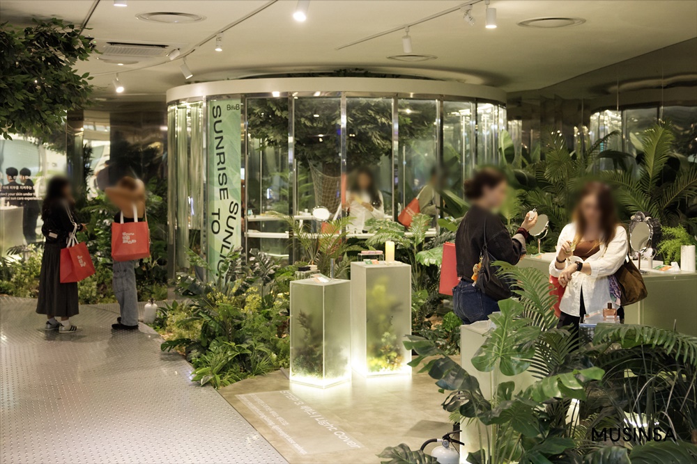 '뽑기도 하고 룰렛도 돌리고' 인파 몰린 무신사 X 비더비 팝업 현장 2376-Image