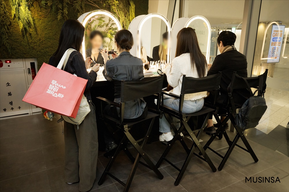 '뽑기도 하고 룰렛도 돌리고' 인파 몰린 무신사 X 비더비 팝업 현장 2506-Image