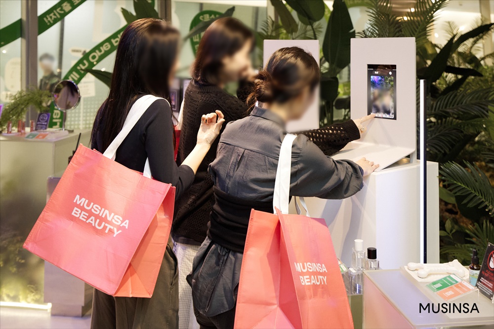 '뽑기도 하고 룰렛도 돌리고' 인파 몰린 무신사 X 비더비 팝업 현장 2636-Image