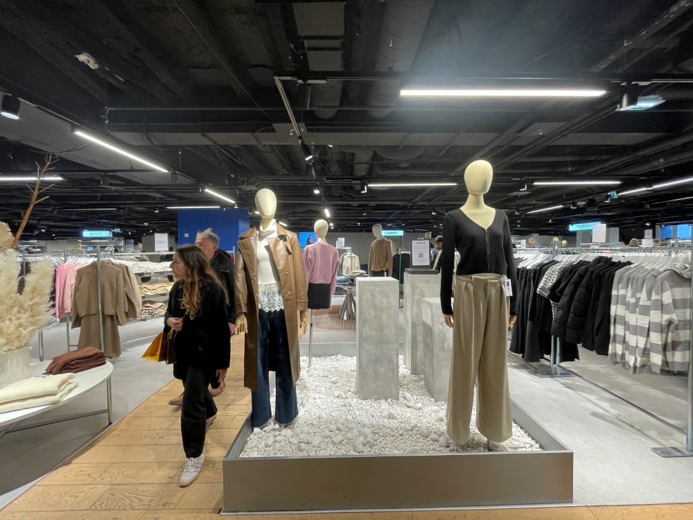 [해외리포트] 쉬인 파리 첫 오프라인 매장 진출, 온라인과의 차이로 난항 2865-Image