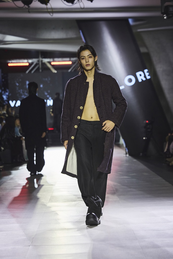 발로렌, ‘런웨이 투 서울’서 정제된 해체주의 컬렉션 선보여 729-Image