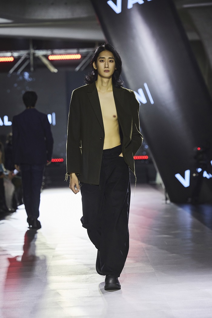 발로렌, ‘런웨이 투 서울’서 정제된 해체주의 컬렉션 선보여 1299-Image