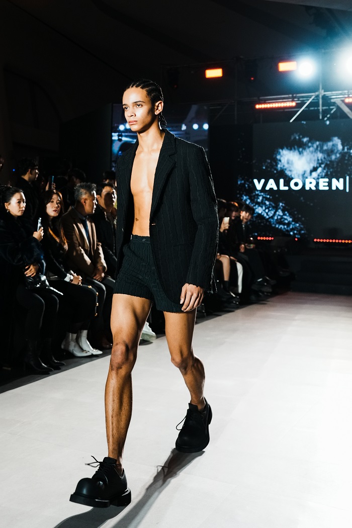 발로렌, ‘런웨이 투 서울’서 정제된 해체주의 컬렉션 선보여 2104-Image