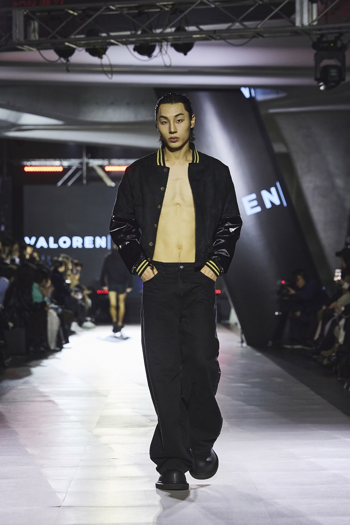 발로렌, ‘런웨이 투 서울’서 정제된 해체주의 컬렉션 선보여 1986-Image