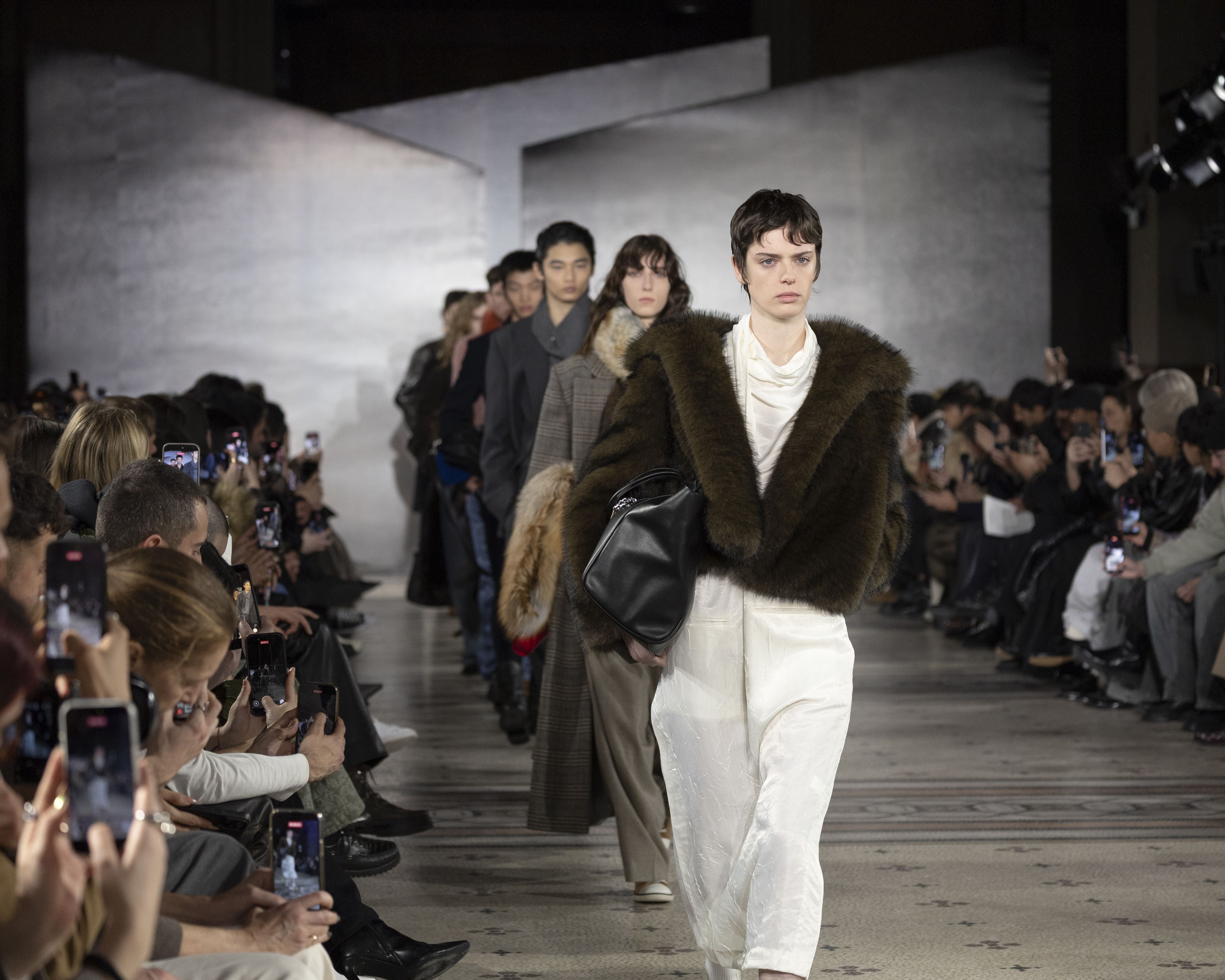 한섬 '시스템·시스템옴므' 파리패션위크 달궜다... 15회 연속 참가  28-Image