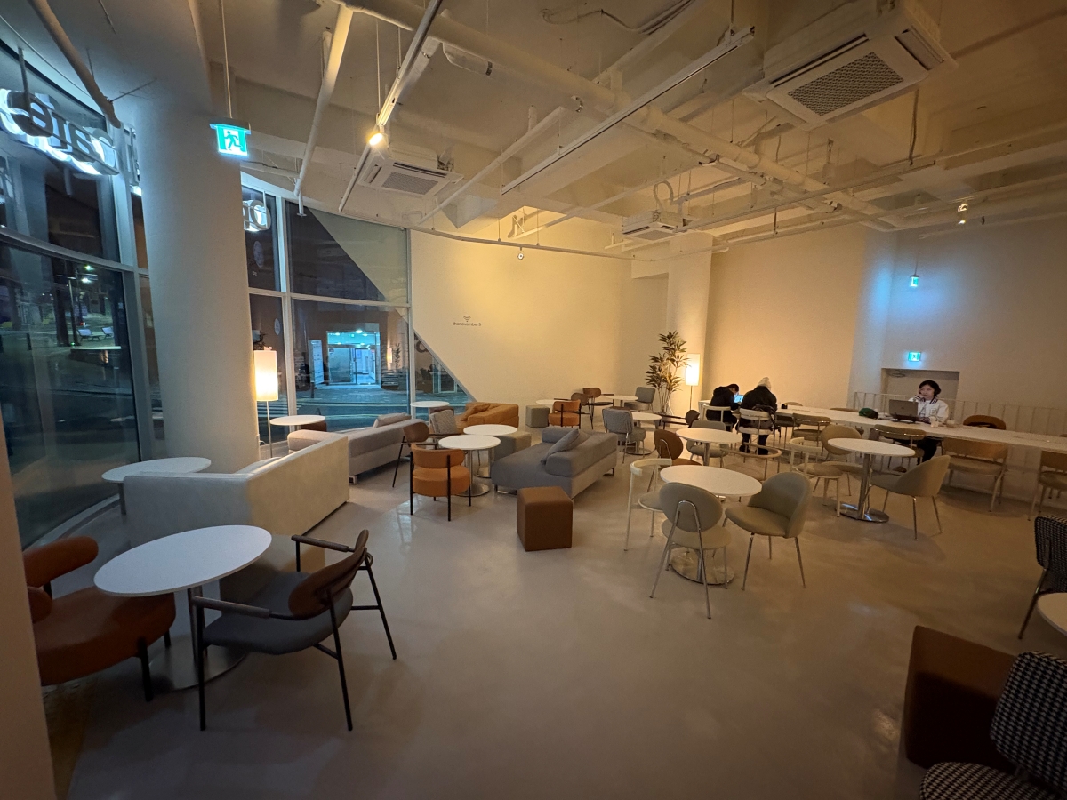 24시간 프리미엄 카페 ‘노벰버라운지’, 이화여대길 루튼빌딩에 51호점 정식 오픈 1225-Image