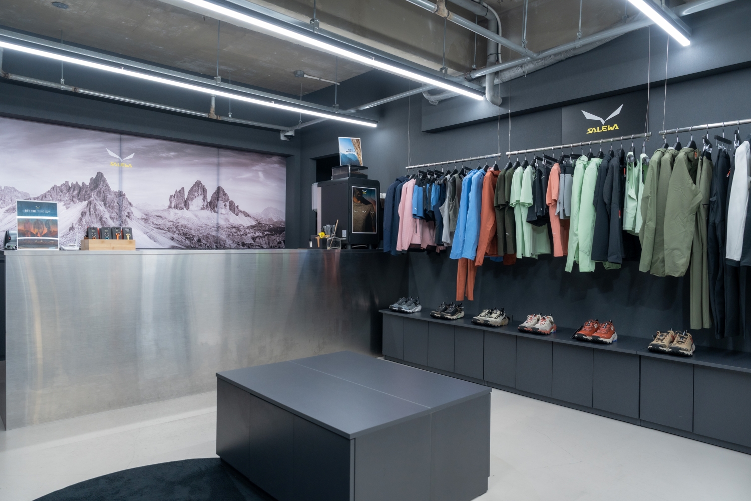 '트레일러닝 집약' 살레와, 글로벌 첫 콘셉트스토어 신사점 오픈 972-Image