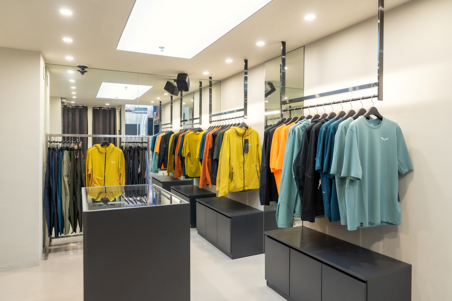 '트레일러닝 집약' 살레와, 글로벌 첫 콘셉트스토어 신사점 오픈 2694-Image