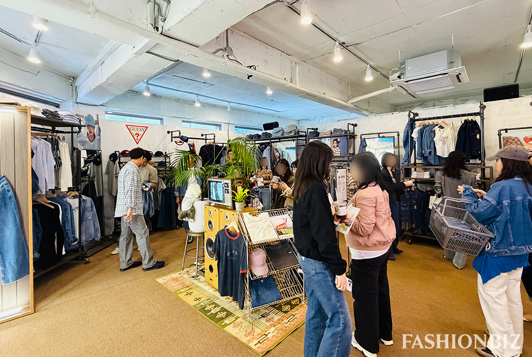 [포토] 먼저 다녀온 ‘게스 ROOM 1981’ 성수 팝업 현장 1966-Image