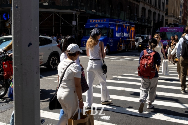 [해외리포트] 90년대 스타일로 돌아간 뉴욕··· 드라마 '러브스토리'가 미친 파장  1251-Image