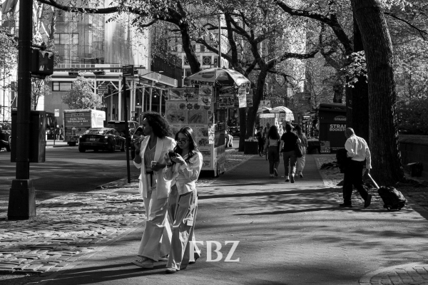 [해외리포트] 90년대 스타일로 돌아간 뉴욕··· 드라마 '러브스토리'가 미친 파장  2043-Image