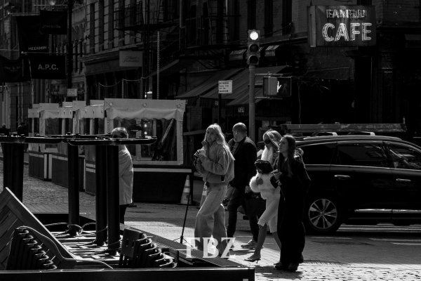 [해외리포트] 90년대 스타일로 돌아간 뉴욕··· 드라마 '러브스토리'가 미친 파장  2129-Image