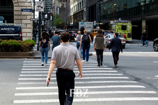 [해외리포트] 90년대 스타일로 돌아간 뉴욕··· 드라마 '러브스토리'가 미친 파장  2302-Image