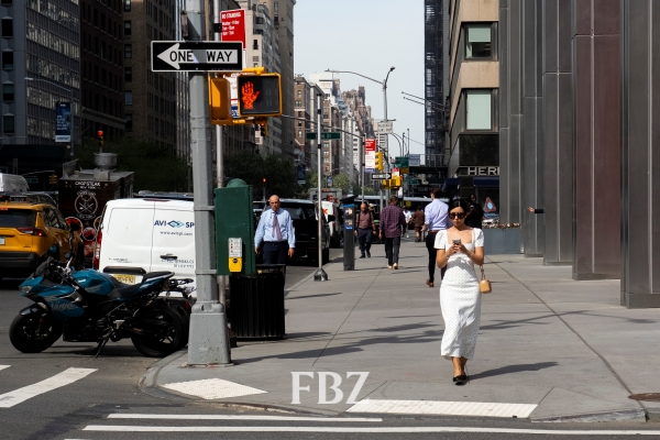 [해외리포트] 90년대 스타일로 돌아간 뉴욕··· 드라마 '러브스토리'가 미친 파장  2389-Image