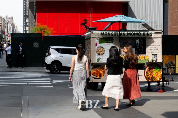 [해외리포트] 90년대 스타일로 돌아간 뉴욕··· 드라마 '러브스토리'가 미친 파장  2563-Image