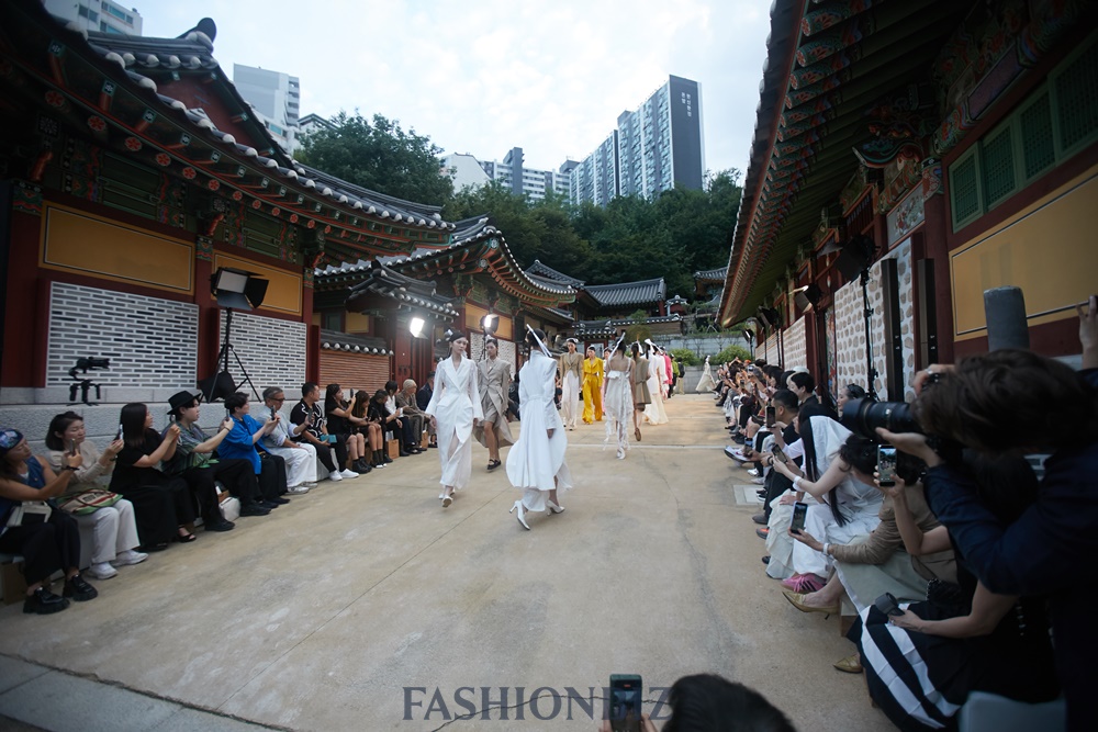 덕수궁길서 시작해 DDP로 이어간 열기... 2026 S/S 서울패션위크 현장은? 1209-Image