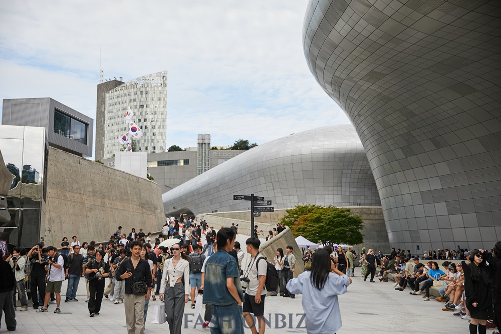 화려한 개막, 세일즈는 '글쎄' 2026 S/S 서울패션위크 어땠나 3-Image