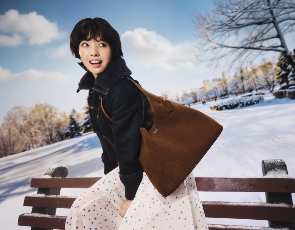 코치, 2025 홀리데이 캠페인 '새로운 여정을 위한 선물' 공개 3-Image