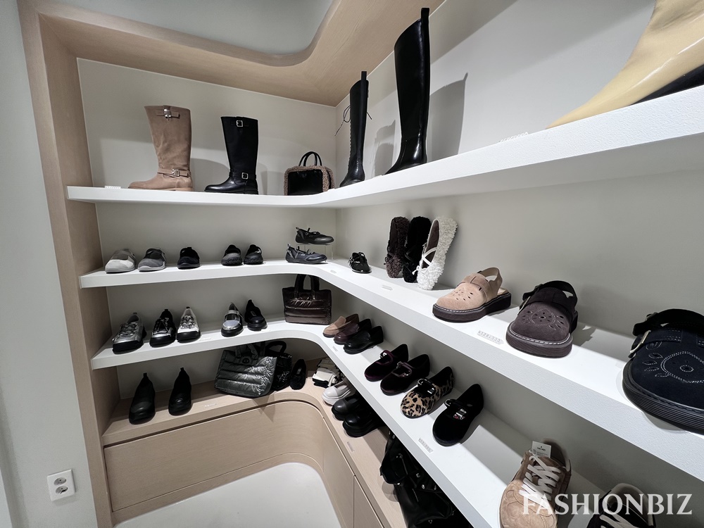 '유통 확장 본격화' 마크모크, 브랜드 첫 매장 서울 도산에 오픈 827-Image