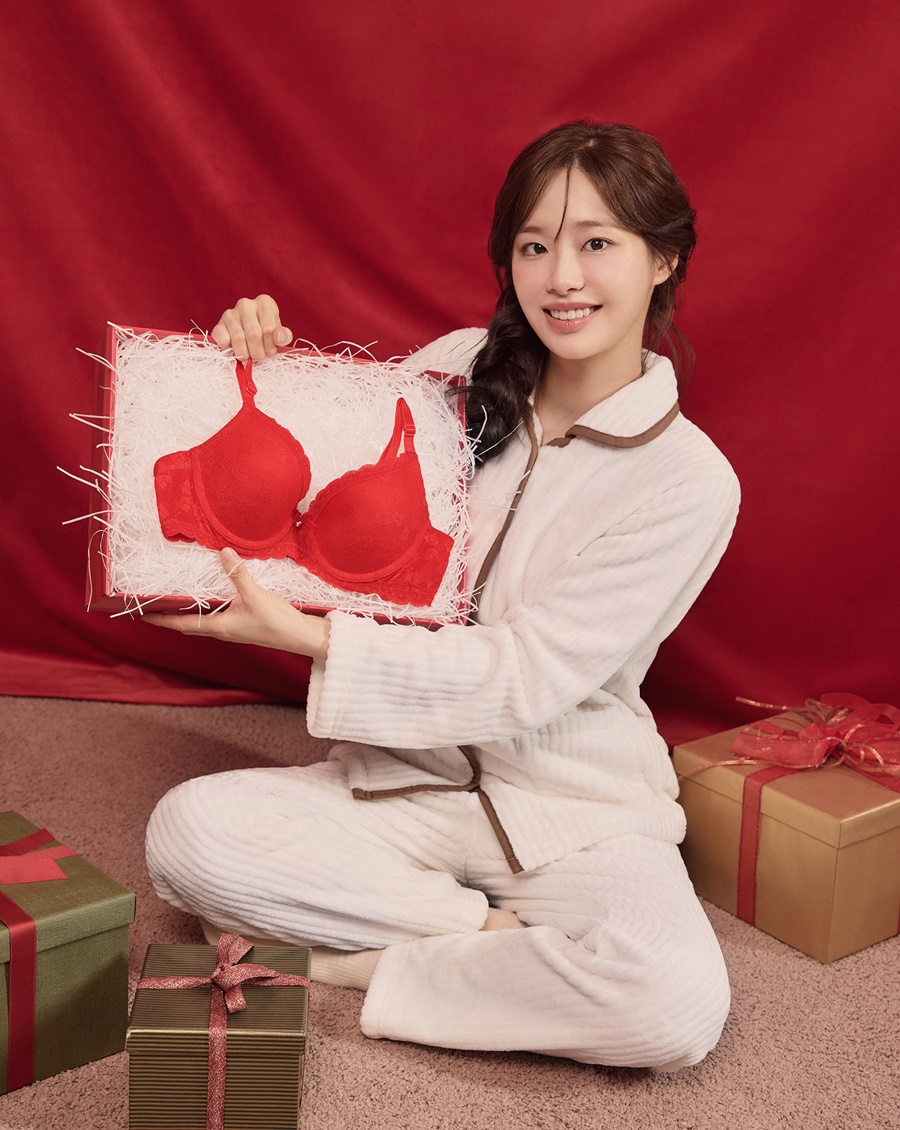 '크리스마스 시즌 공략' BYC, 레드 컬러 커플 속옷 출시 28-Image