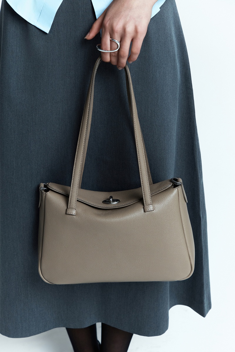 LF가 꼽은 2026 가방 트렌드 ‘롱 핸들 백’... 검색량 600% ↑ 1710-Image