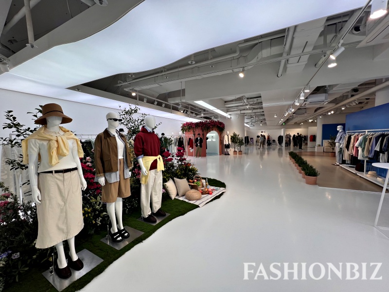 '배기 진·UV웨어·디자이너 협업까지' 유니클로 2026 S/S 프리뷰 가보니 3-Image