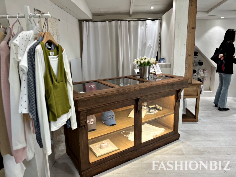 로라로라, 서촌에 최대 규모 플래그십… 공간 경험 강화 387-Image