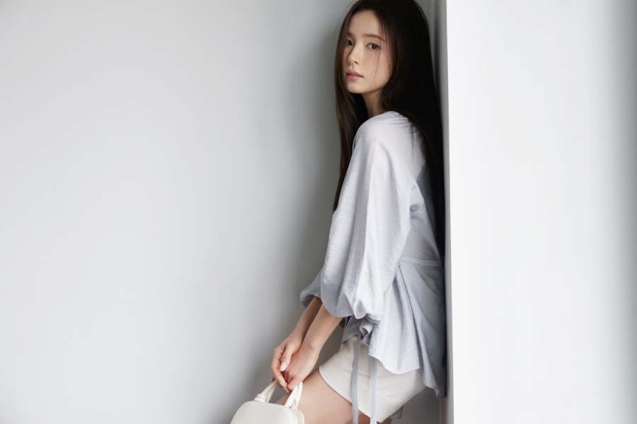 시에, 신세경과 다시 만났다… 2026 S/S 캠페인 공개 3-Image